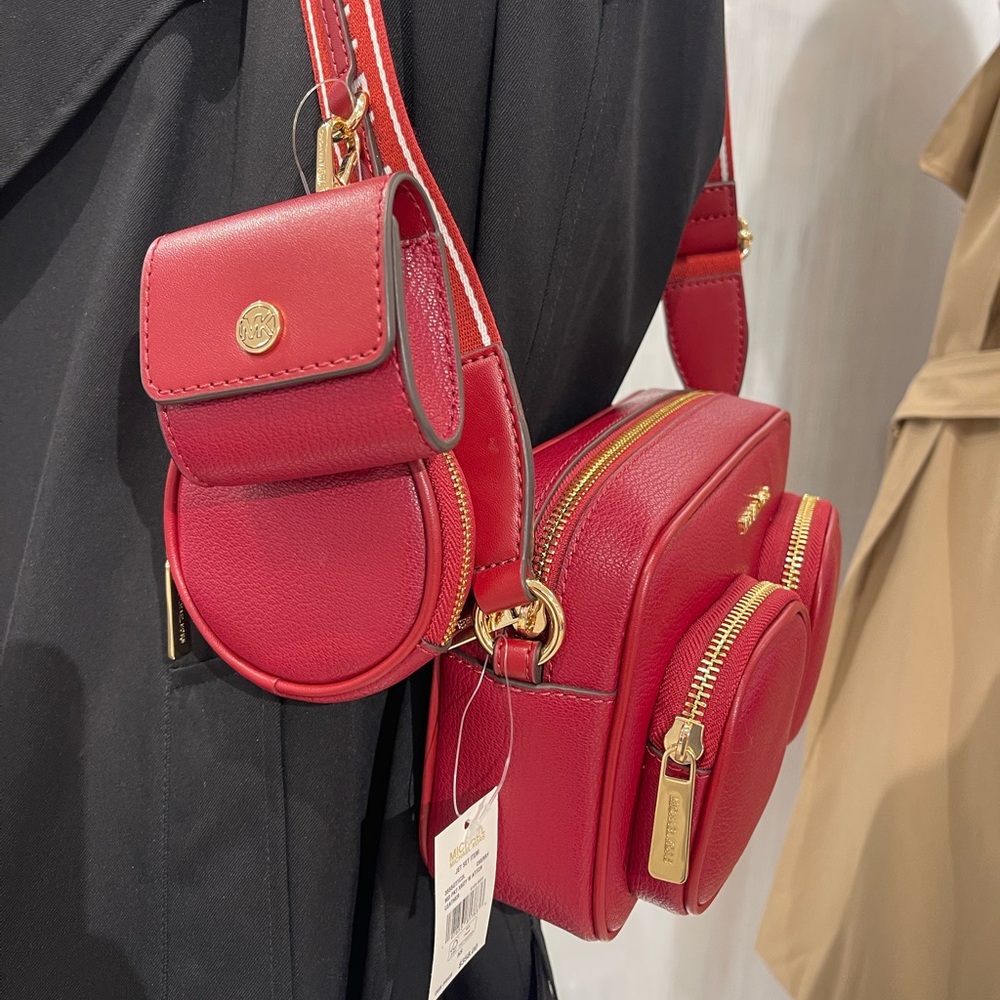 Michael Kors Jet Set Md Leather Crossbody Bag Case for Apple Airpods Pro®
Cherry - Picture 9 of 16